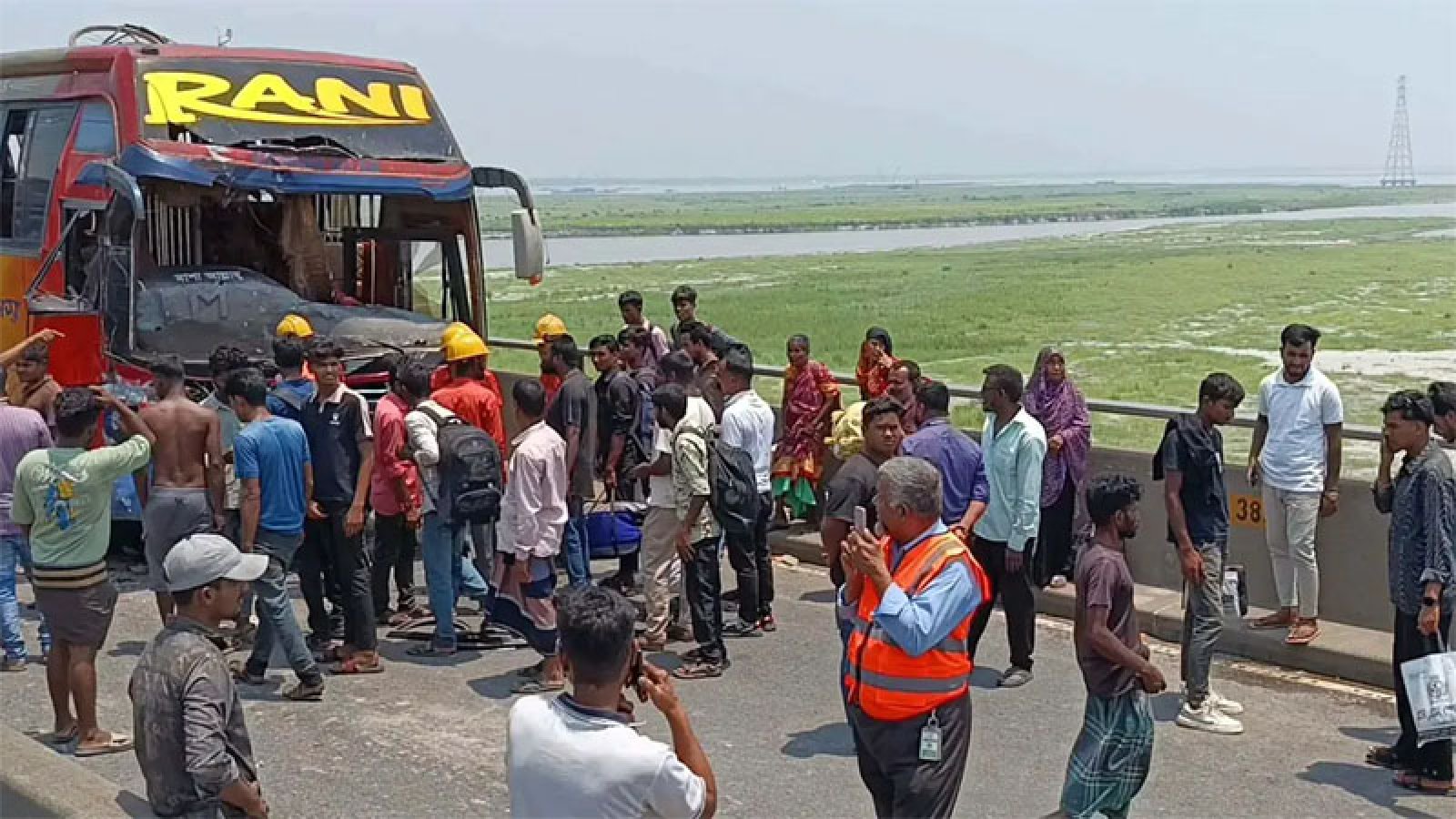 যমুনা সেতুতে বাস-ট্রাক সংঘর্ষ, দুই ঘণ্টা পর যান চলাচল স্বাভাবিক