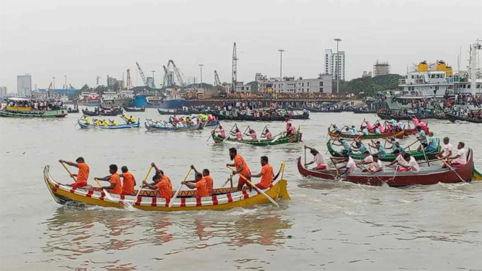 চট্টগ্রামের ঐতিহ্যবাহী কর্ণফুলি নদীকে দখল ও দূষণ থেকে রক্ষার দাবিতে ২০তম সাম্পান খেলা অনুষ্ঠিত হয়েছে।