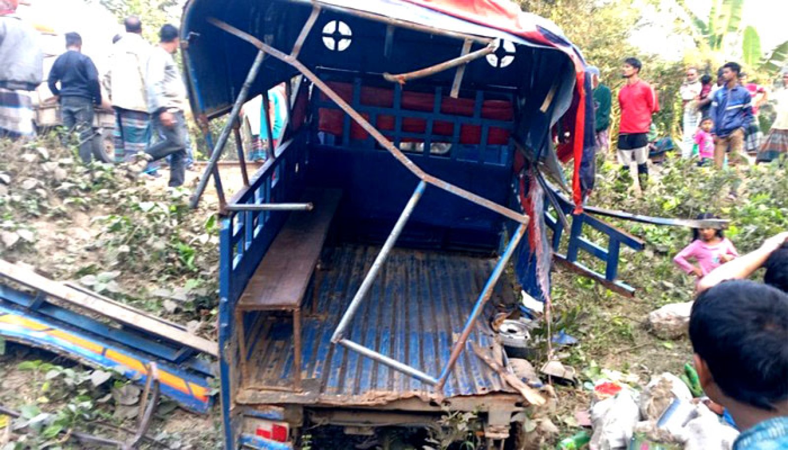 পিকআপ ভ্যানে ট্রেনের ধাক্কা॥ দুই ভাইসহ নিহত ৩