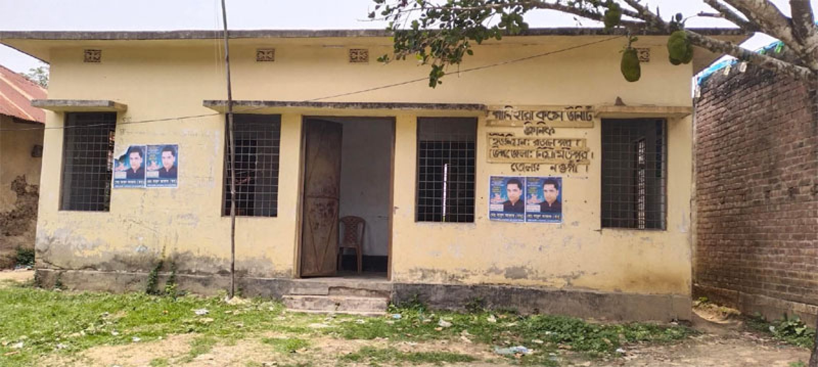 নিয়ামতপুরে অসহায় ও অতিদরিদ্র পরিবারের মাঝে চাল বিতরণ