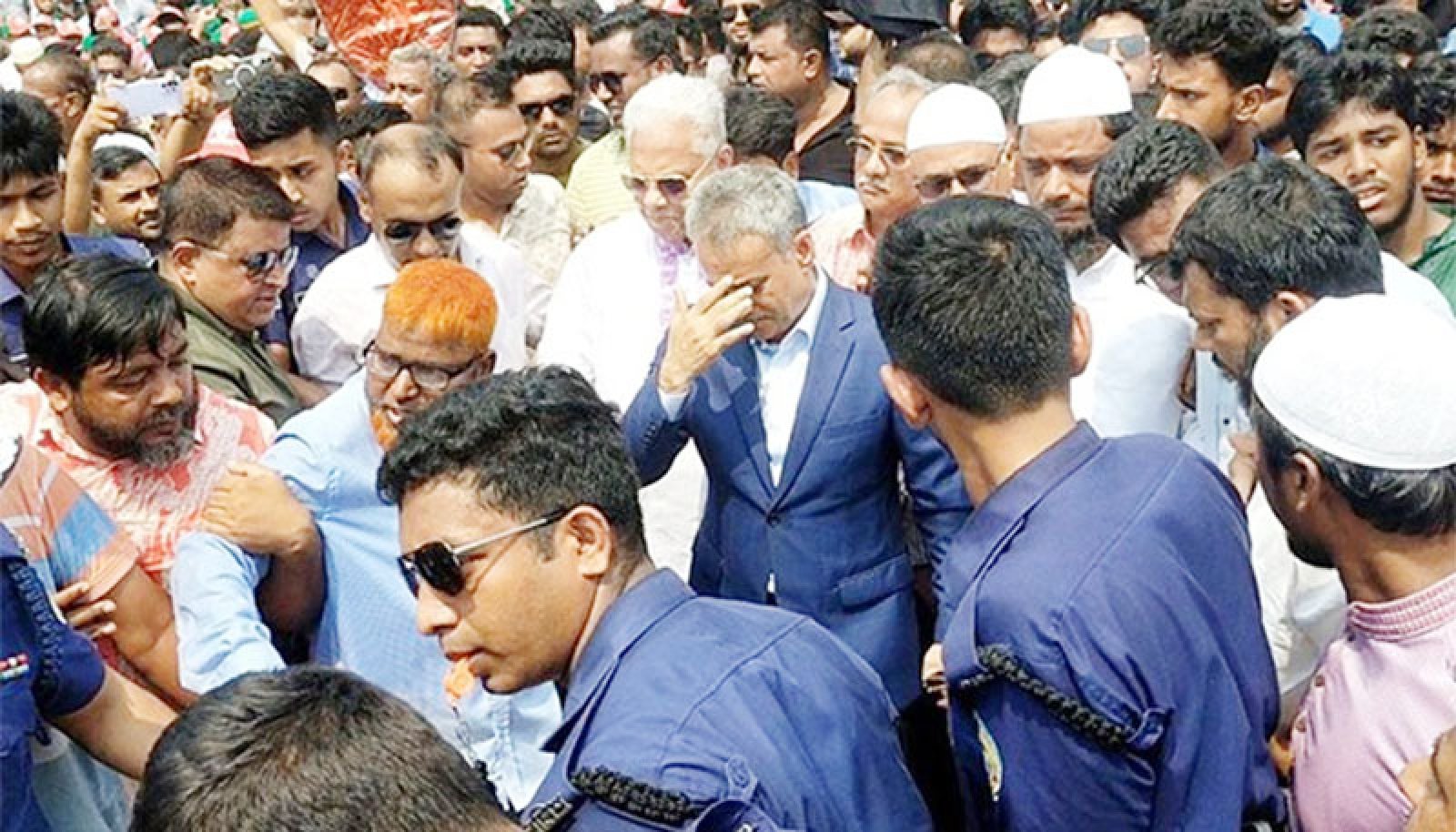 অবরুদ্ধ সেতুমন্ত্রীকে উদ্ধার করল পুলিশ