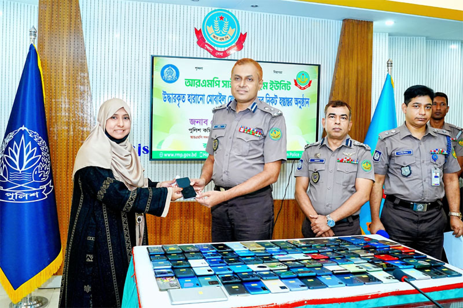 আরএমপি’র সাইবার ক্রাইম ইউনিট কর্তৃক ১০১ টি হারানো মোবাইল ফোন উদ্ধারঃ যাচাই বাছাই শেষে প্রকৃত মালিকদের নিকট হস্তান্তর