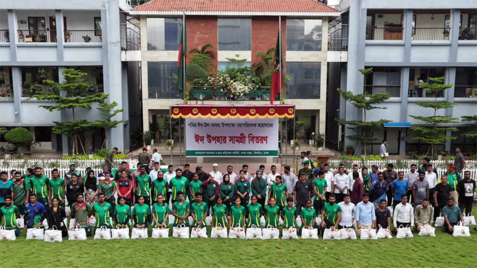 ঈদ উপহার পেলেন ২৮ হাজারের বেশি আনসার-ভিডিপি সদস্য