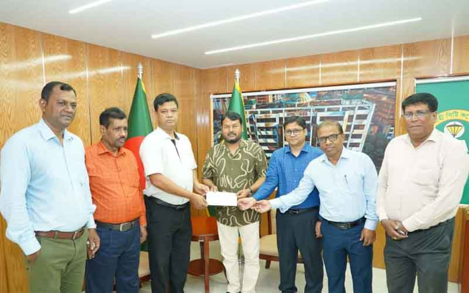 রাসিকের পরিচ্ছন্নকর্মীদের জন্য প্রধানমন্ত্রীর ঈদ উপহারের অর্থের চেক হিসাব বিভাগে হস্তান্তর