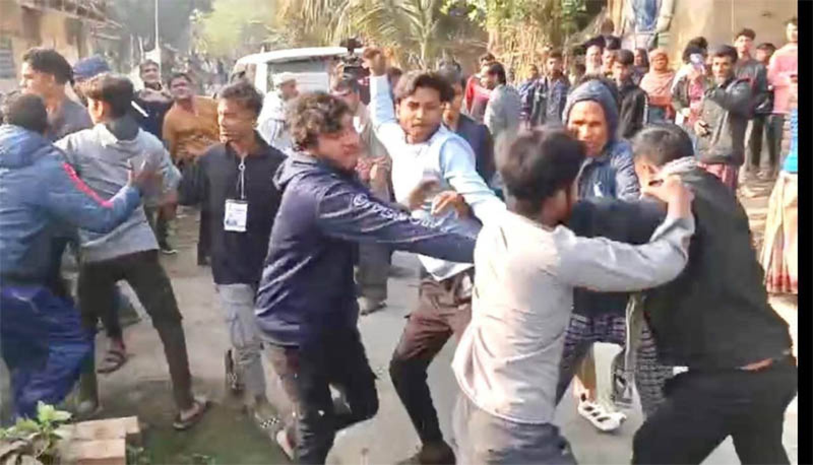 রাজশাহী-৫ আসনের দুর্গাপুরে  প্রার্থীর সমর্থকদের মধ্যে সংঘর্ষ , আহত ৪