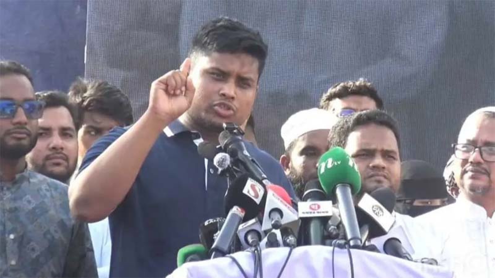 ‘এই ফার্মের মুরগিরা রাস্তায় এসেছে বলেই আজ আপনি শিক্ষামন্ত্রী’