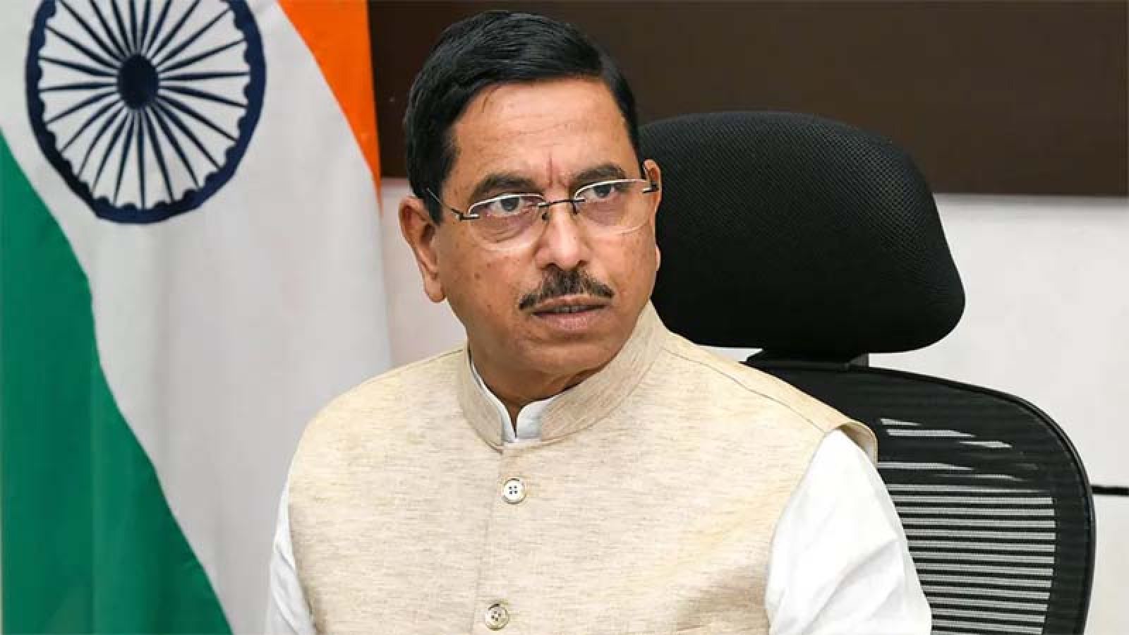 ভারতের নতুন শিক্ষামন্ত্রী হলেন প্রহ্লাদ যোশী