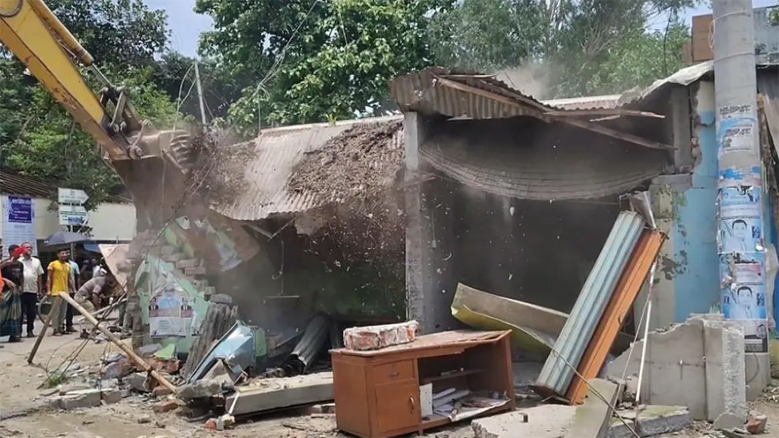 সিরাজগঞ্জে একদিনে গুঁড়িয়ে দেওয়া হলো ৫০ স্থাপনা