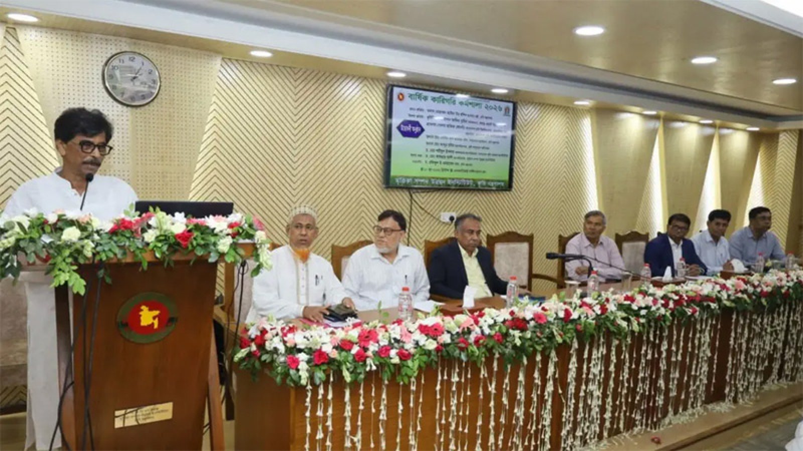 অতিরিক্ত সার ব্যবহারের ফলে অম্লতা বেড়ে মাটির উর্বরতা কমে গেছে