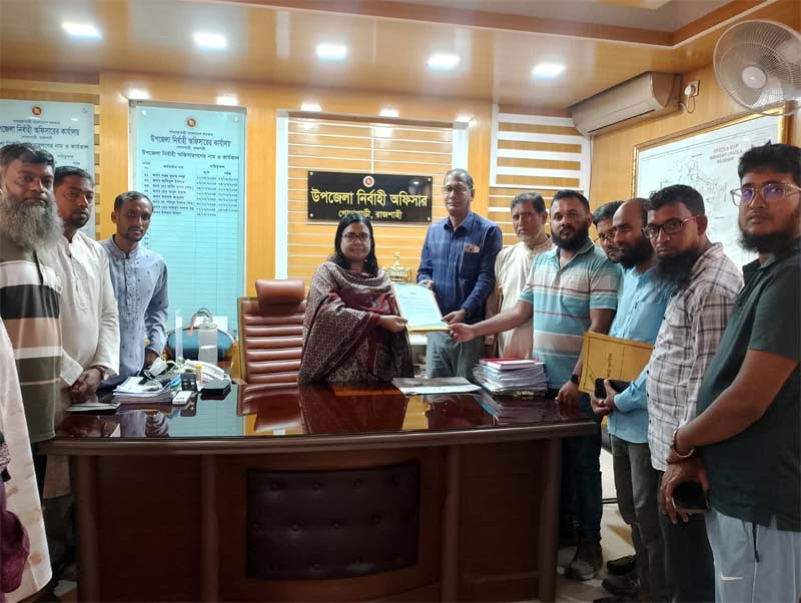 গোদাগাড়ীতে আধুনিক যাত্রী ছাউনি ও গণশৌচাগার নির্মাণের দাবিতে ইউএনও-কে স্মারকলিপি