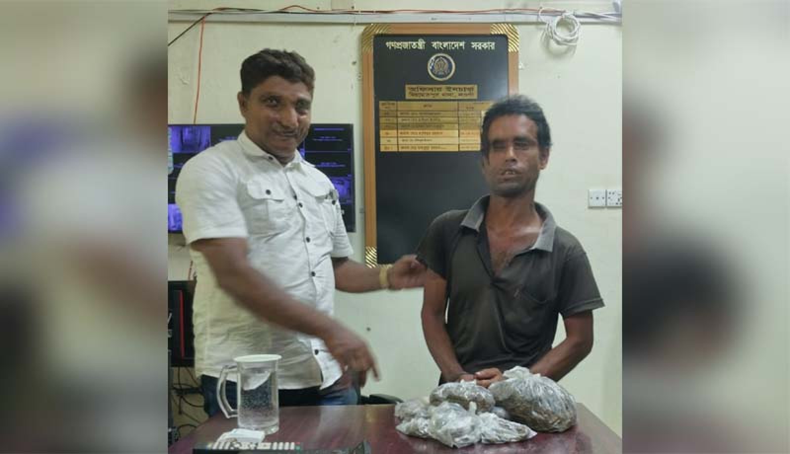 নিয়ামতপুরে  ৪০০ গ্রাম গাঁজাসহ  গ্রেপ্তার ১