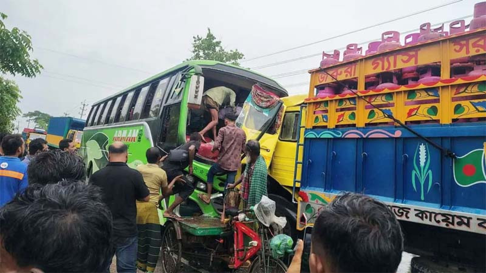 বাগেরহাটে ট্রাক-বাস সংঘর্ষে আহত ৭