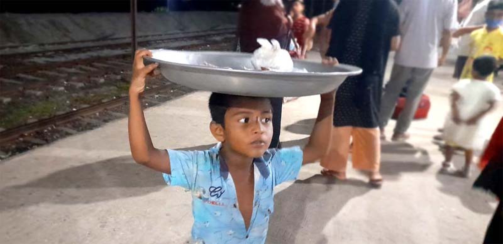 মাথায় বাদামের ট্রে, কাঁধে সংসারের বোঝা ছোট্ট হামিমের!