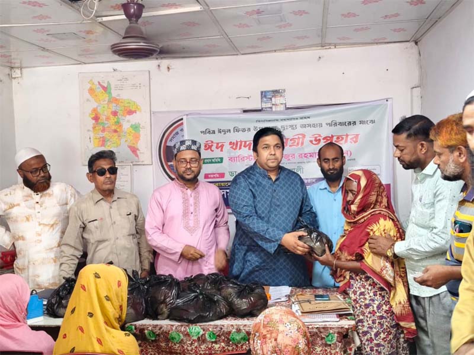 গোদাগাড়ীতে ব্যারিস্টার মাহফুজুর রহমান মিলনের সহযোগিতায় দুস্থদের মাঝে ঈদ সামগ্রী বিতরণ