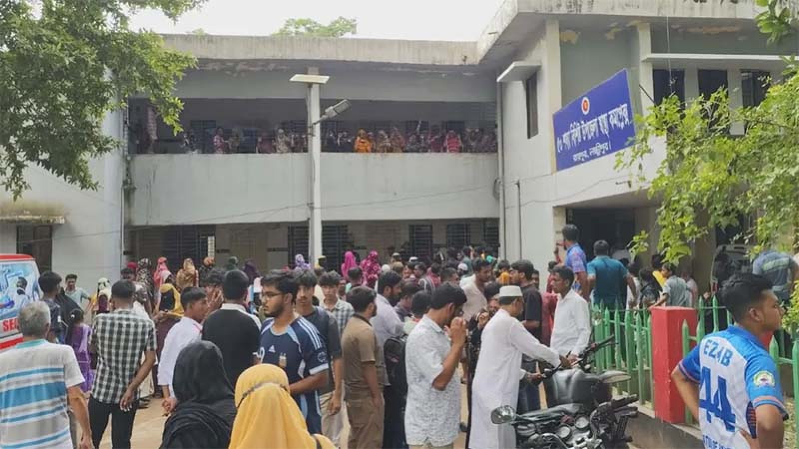 ভাড়া বাসায় ঢুকে  দুই মেয়েসহ মাকে কুপিয়ে হত্যা