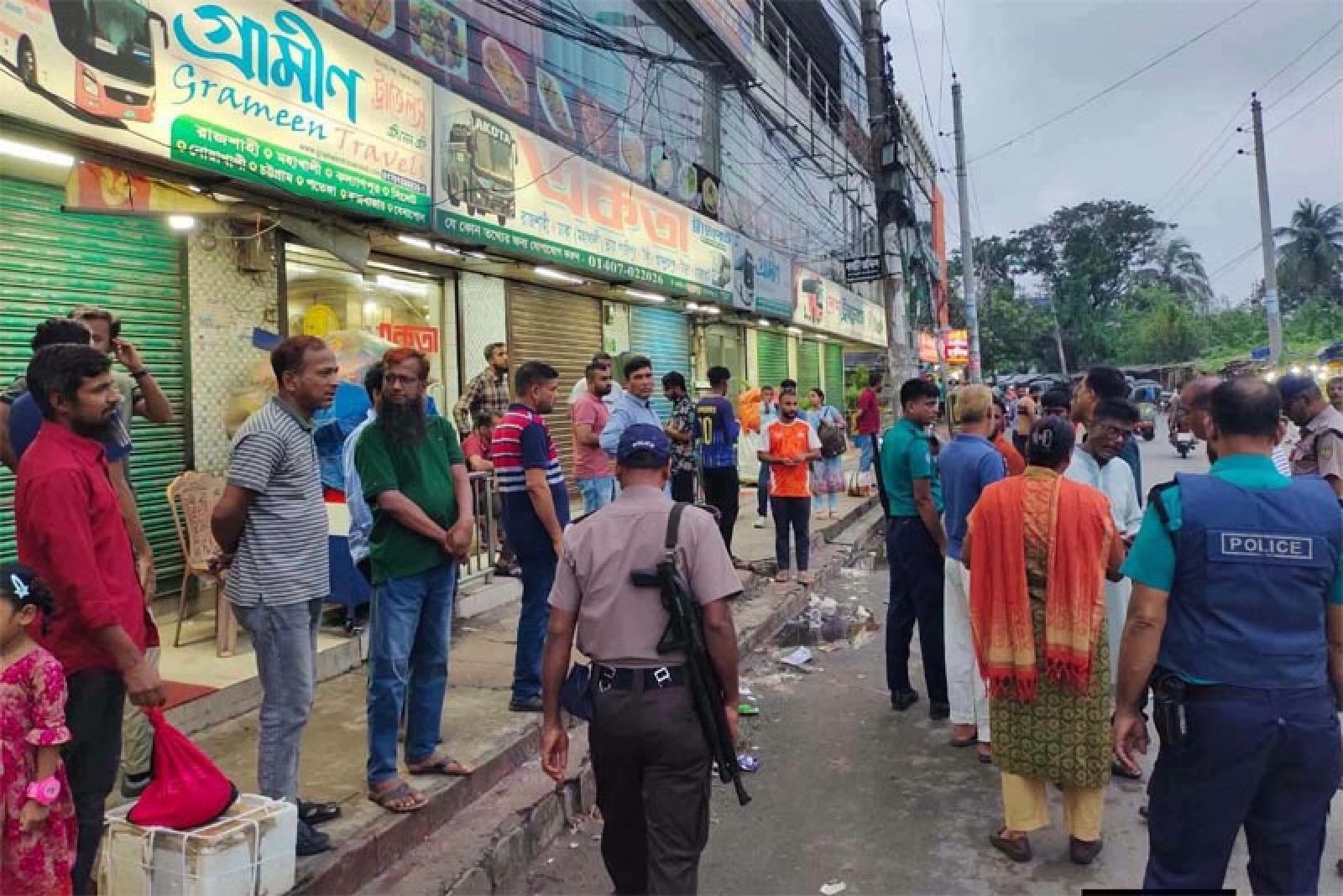 রাজশাহী থেকে সকল রুটে বাস চলাচল বন্ধ, চরম ভোগান্তিতে যাত্রী