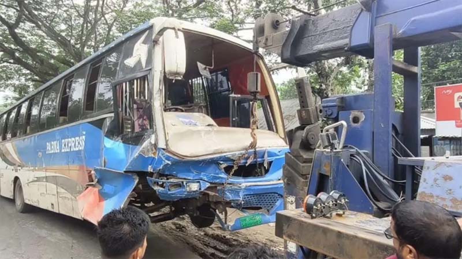 লাশবাহী অ্যাম্বুলেন্সের সঙ্গে বাসের সংঘর্ষ, নিহত ২