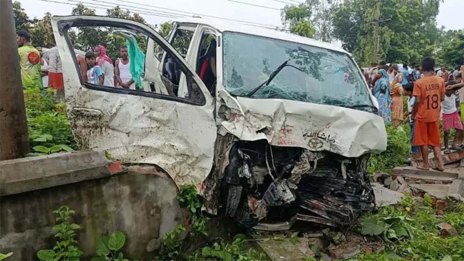 কনে নিয়ে ফেরার পথে মাইক্রোবাস খাদে পড়ে শিশুসহ নিহত ২