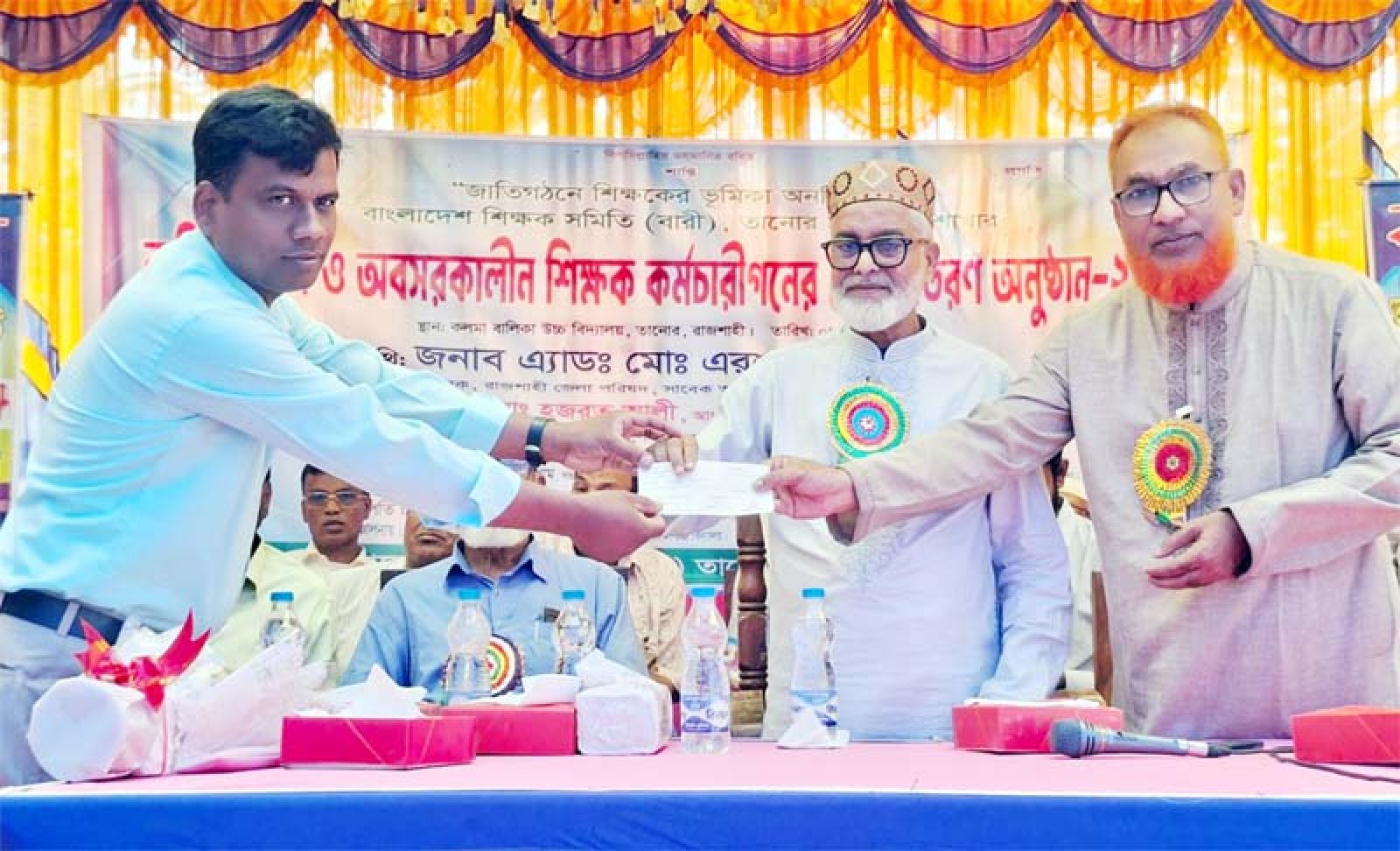 রাজশাহী তানোর উপজেলায় অবসরকালীন  শিক্ষক-কর্মচারীগনের মাঝে চেক বিতরণ