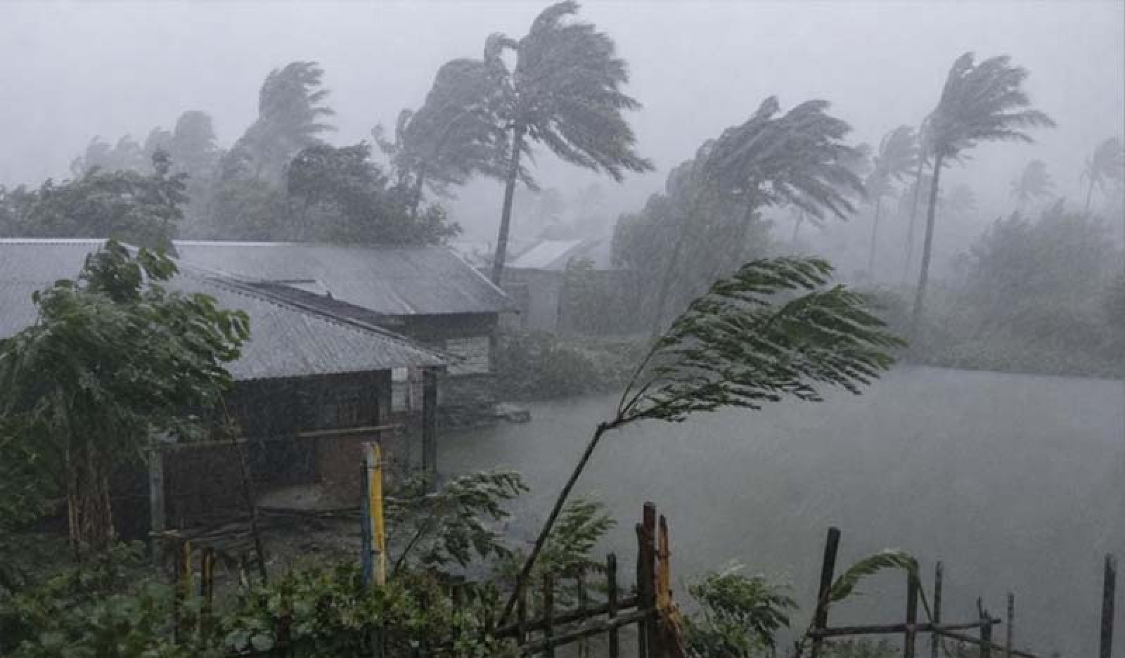 দেশের ১৩টি অঞ্চলে ঝড়ো হাওয়ার আভাস, নদীবন্দরে ১ নম্বর সংকেত