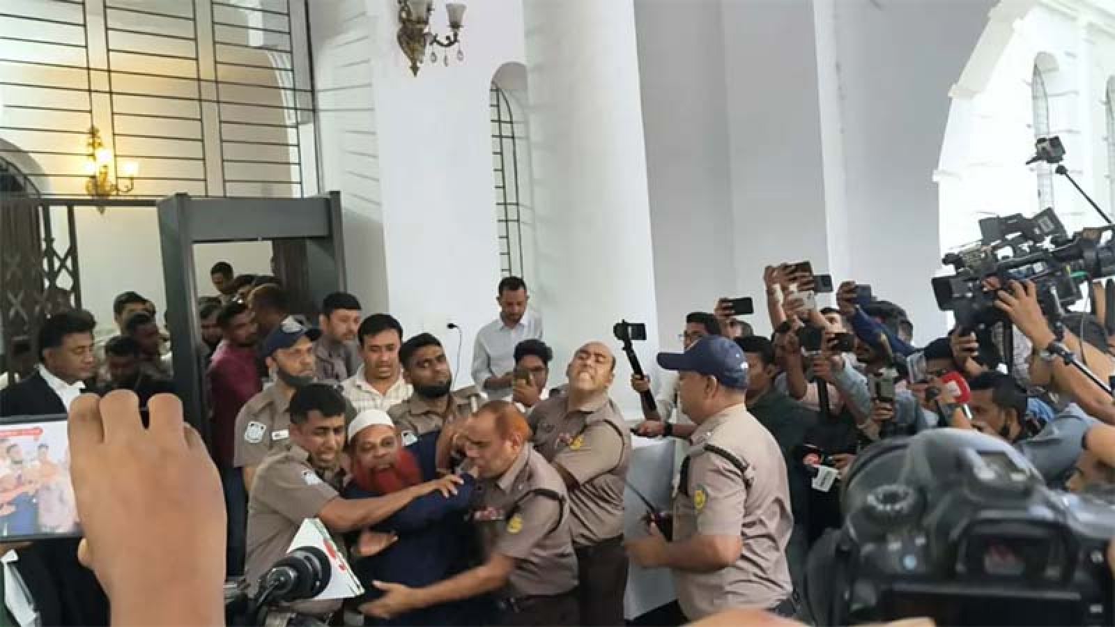 আবু সাইদ হত্যা মামলার রায়ের পর আসামিদের হট্টগোল, ‘জয় বাংলা’ স্লোগান