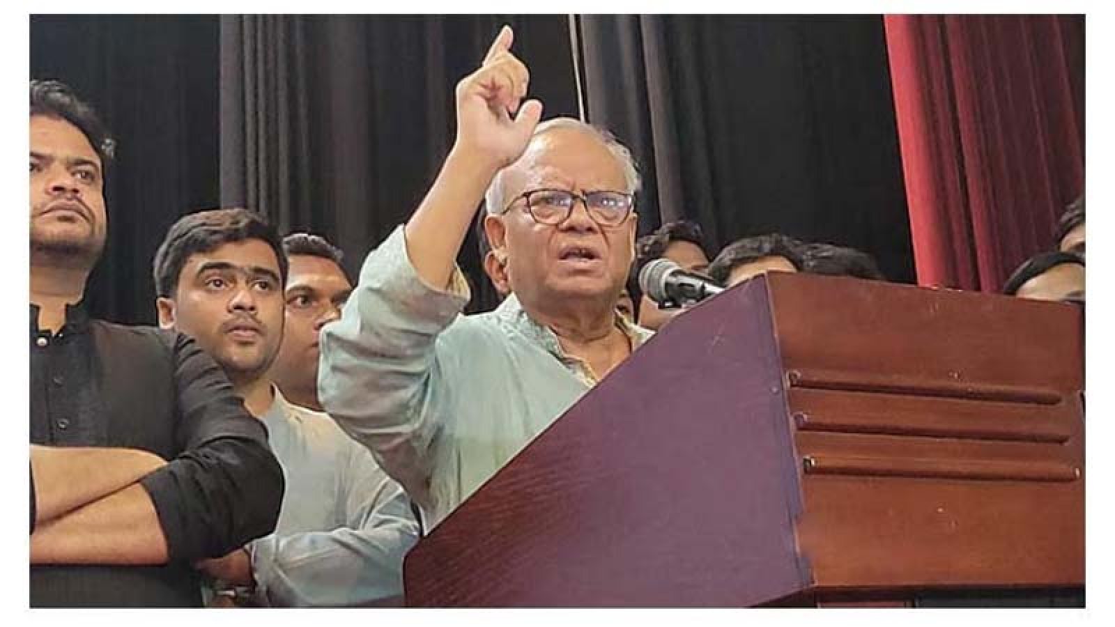 জুলাই অভ্যুত্থানে একজন গুলিতে পড়েছে আরেকজন বন্ধুকের সামনে বুক চিতিয়ে দাঁড়িয়েছে: রিজভী