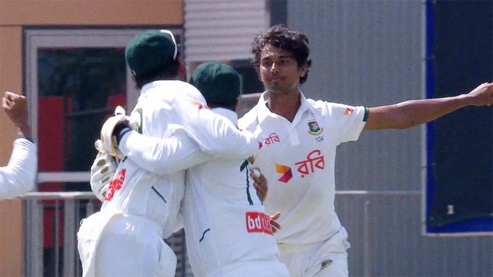 হেডকেও বোল্ড করলেন হাসান মাহমুদ