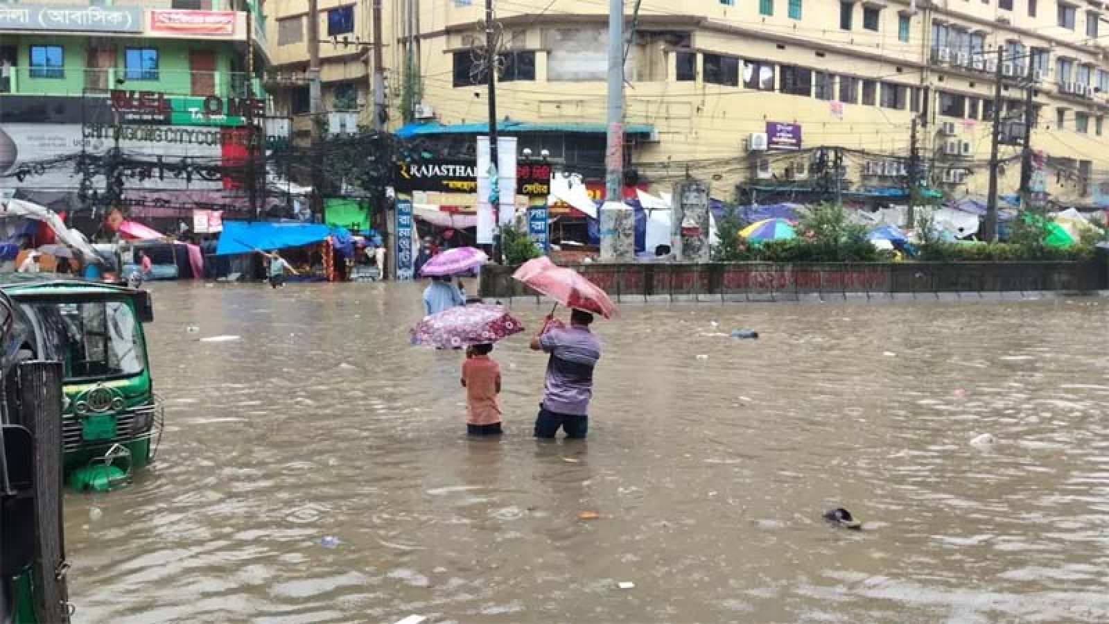 টানা বৃষ্টিতে চট্টগ্রামে  জলাবদ্ধতা, বেড়েছে জনভোগান্তি