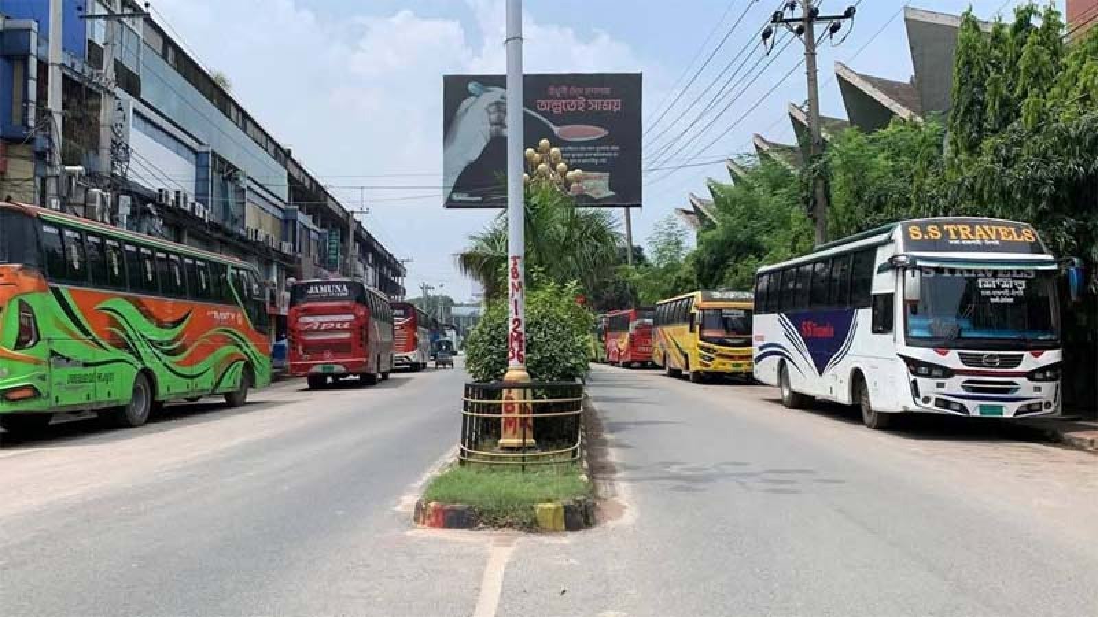 রাজশাহীর সঙ্গে সারাদেশের দূরপাল্লার বাস চলাচল বন্ধ, ভোগান্তিতে যাত্রীরা