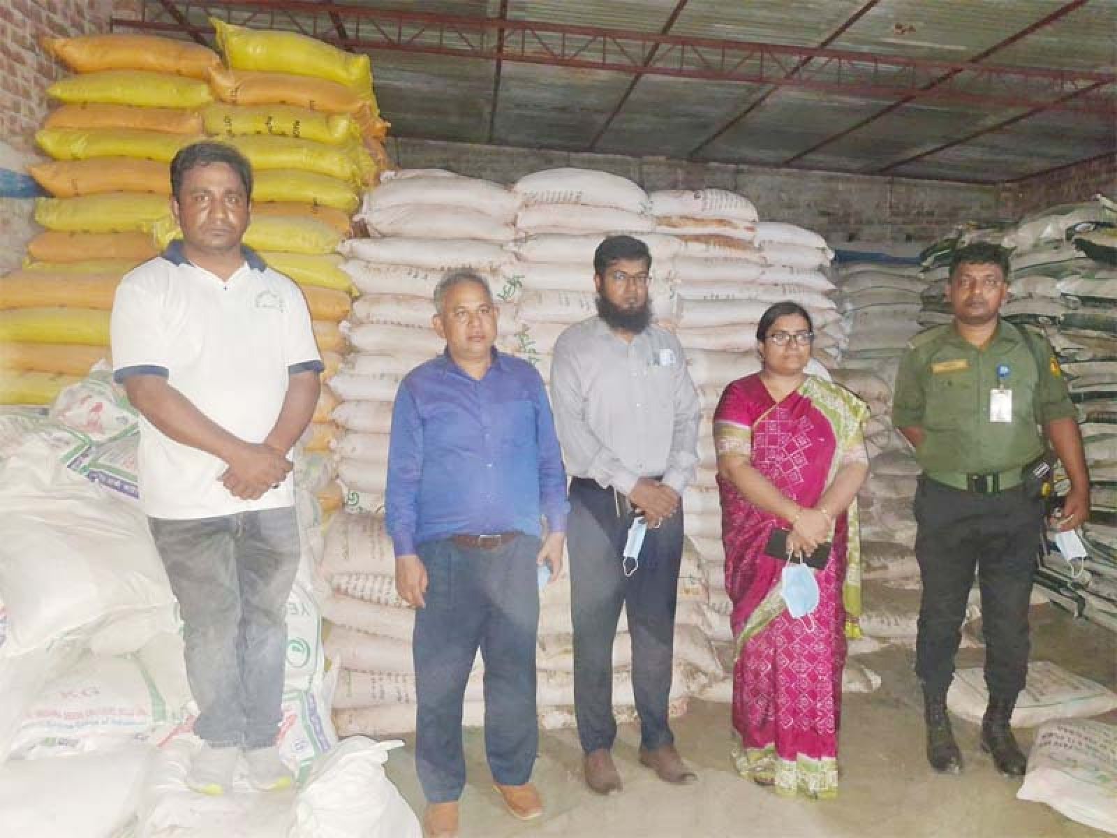 গোদাগাড়ীতে অবৈধভাবে সার মজুত ডিলারের এক মাসের কারাদণ্ড,৮১৭ বস্তা সার জব্দ