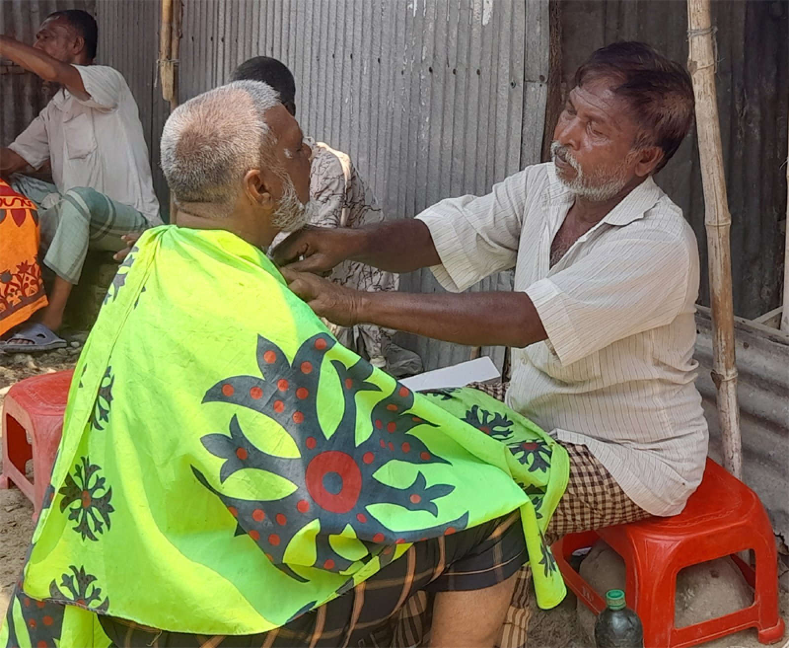 হাতে চলে কাঁচি, হৃদয়ে বাজে সুর