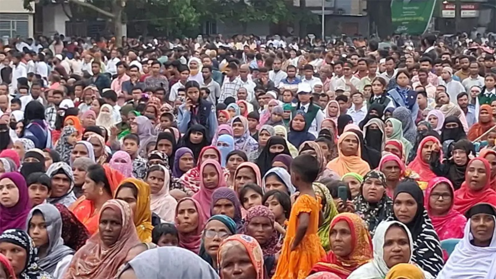 মেঘ-বৃষ্টির মধ্যেও মাঠ ছাড়েনি মানুষ, অপেক্ষা ‘আলমগীর স্যারের’ বক্তব্যের
