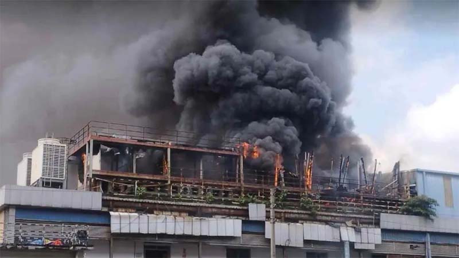 মহাখালীতে ভবনে আগুন, নিয়ন্ত্রণে ৩ ইউনিট