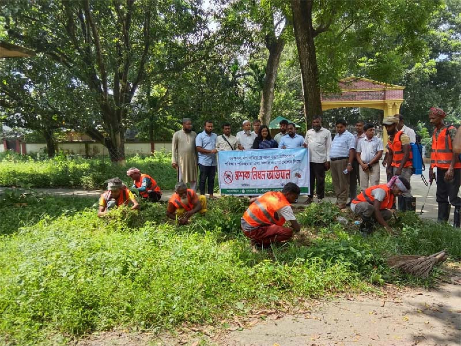 গোদাগাড়ীতে ডেঙ্গুসহ রোগ প্রতিরোধে পরিষ্কার-পরিচ্ছন্নতা ও মশক নিধন অভিযানের উদ্বোধন