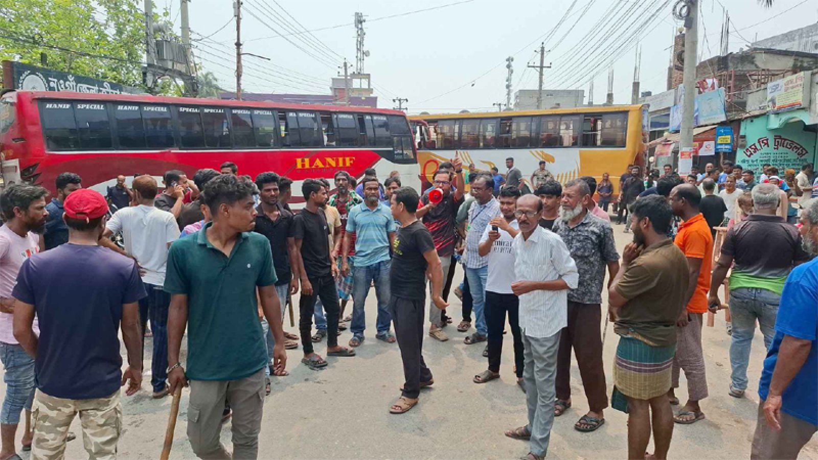 চালককে মারধর, নওগাঁয় দূরপাল্লার বাস চলাচল বন্ধ