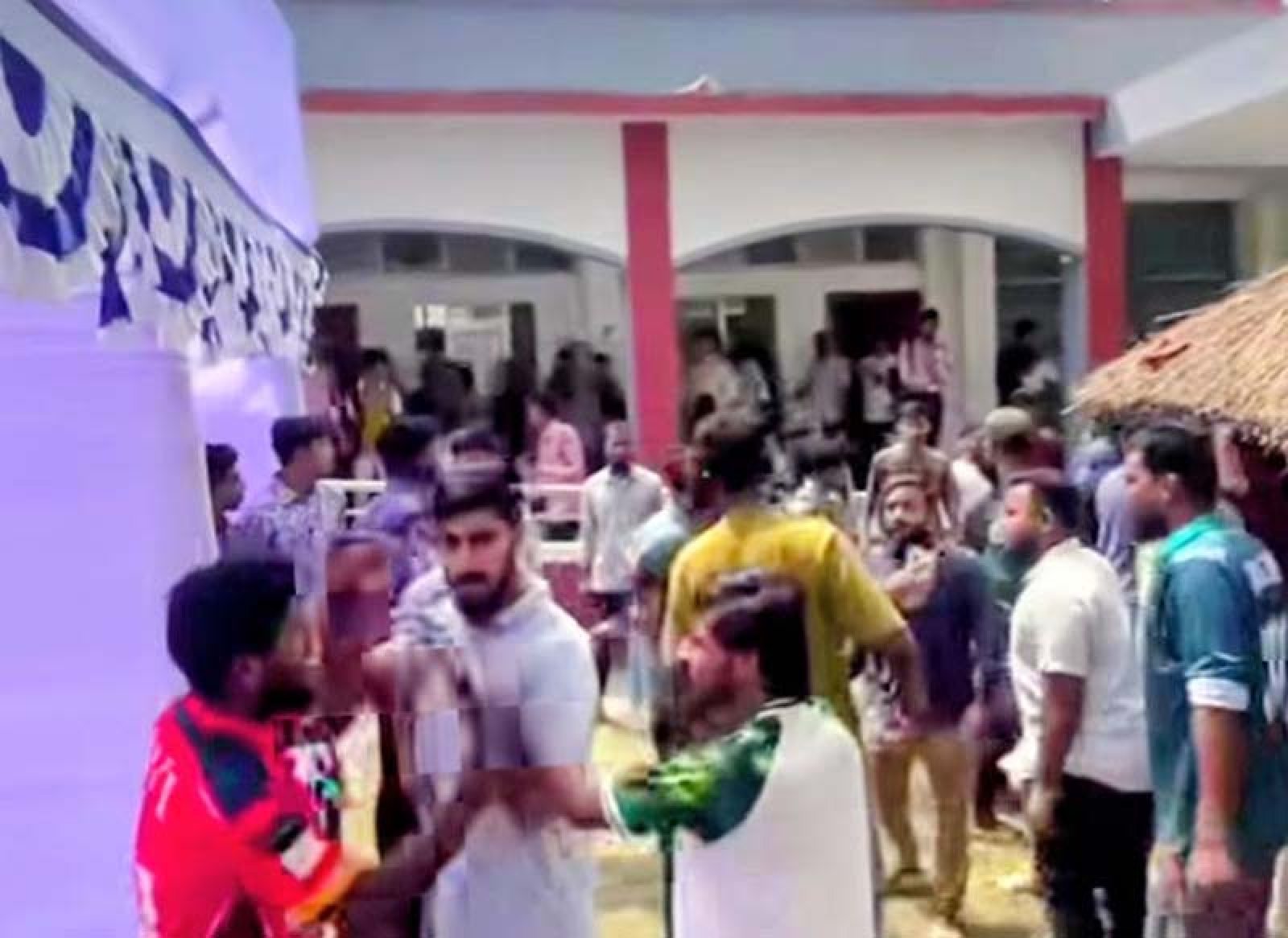 নবীনদের অভ্যর্থনা ঘিরে পদ্মা সরকারি কলেজে ছাত্রদল-শিবিরের সংঘর্ষ, আহত ৮
