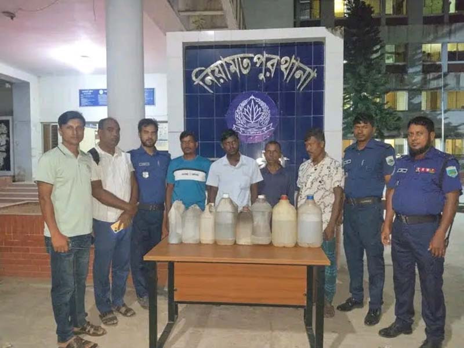 নিয়ামতপুরে ৫০  লিটার চোলাই মদসহ গ্রেপ্তার ৪