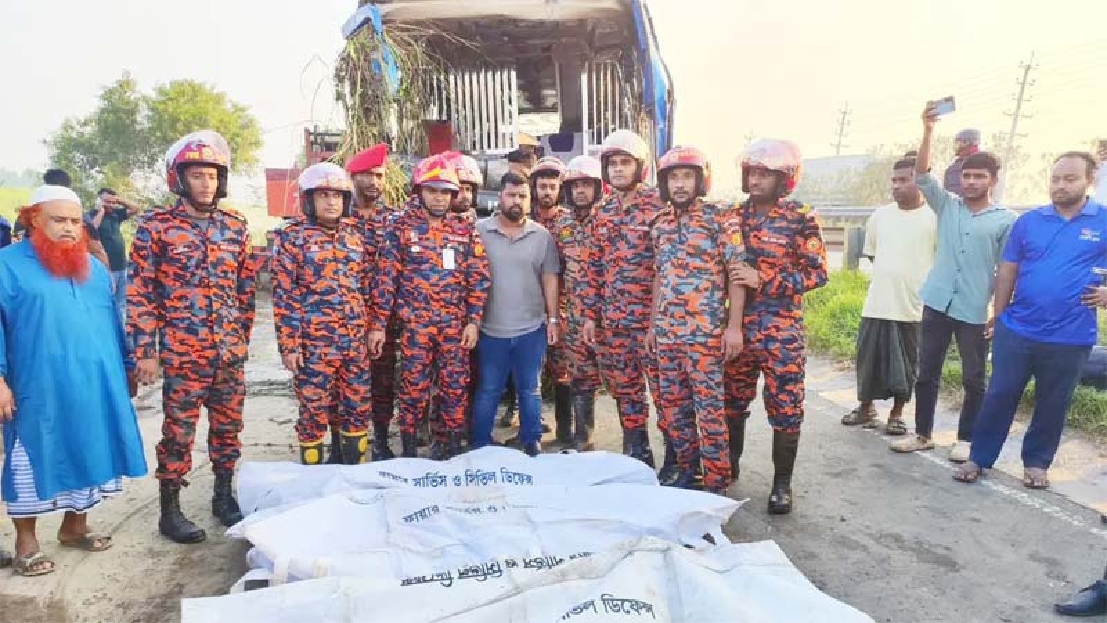 মুন্সীগঞ্জে  এক্সপ্রেসওয়েতে নিয়ন্ত্রণ হারিয়ে বাস খাদে পড়ে নিহত ৩, আহত ১৬