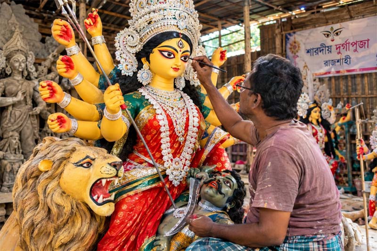 শিল্পীর শেষ আঁচড়ে জেগে উঠছে দেবী॥ নিরাপত্তায় বিশেষ প্রস্তুতি-কেনাকাটায় ব্যস্ত ভক্তরা