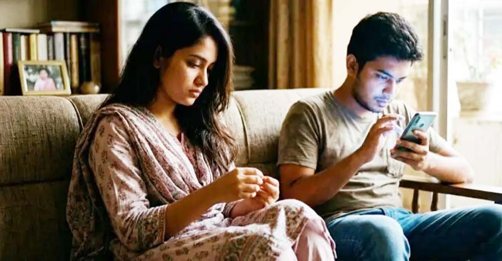 আপনি পাশে, অথচ সঙ্গীর চোখ ফোনে, কেমন লাগে তখন?