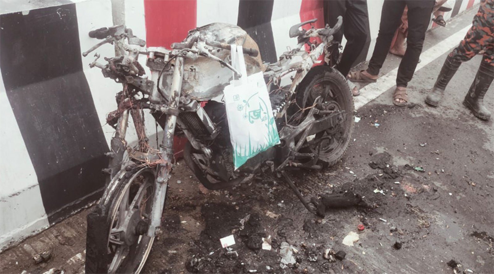 রাজশাহীতে প্রেমিকার ওপর অভিমান করে নিজের মোটরসাইকেলে আগুন দিয়েছে এক যুবক