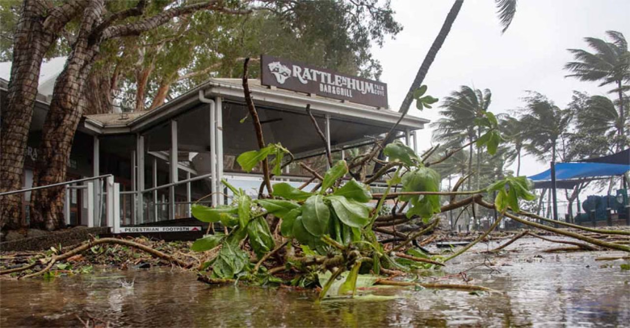 ঘূর্ণিঝড়ে :হাজারো মানুষ বিদ্যুৎবিহীন অস্ট্রেলিয়ায়