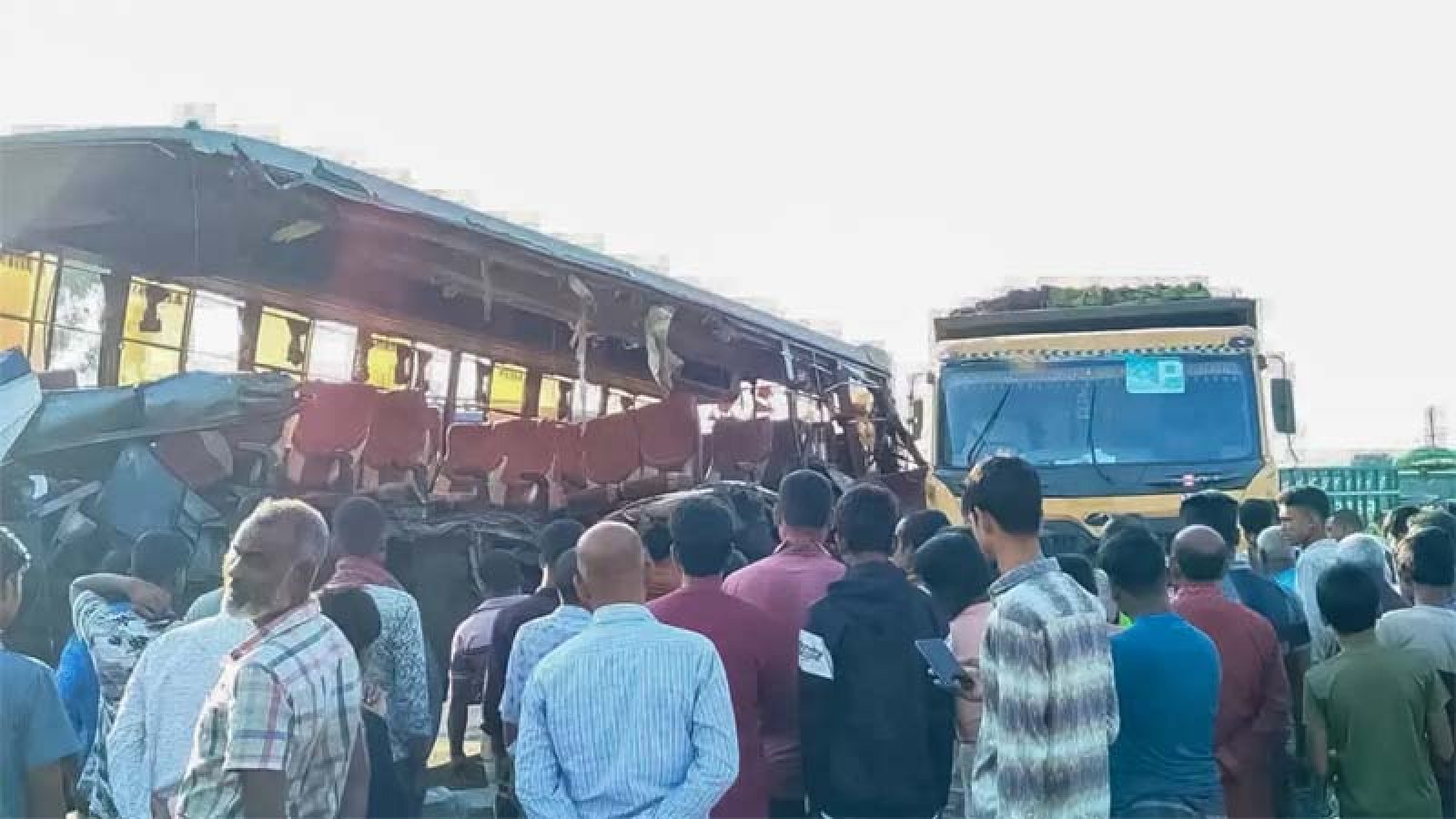 ডাম্প ট্রাকের পেছনে  বাসের ধাক্কায় নিহতের সংখ্যা বেড়ে ৪
