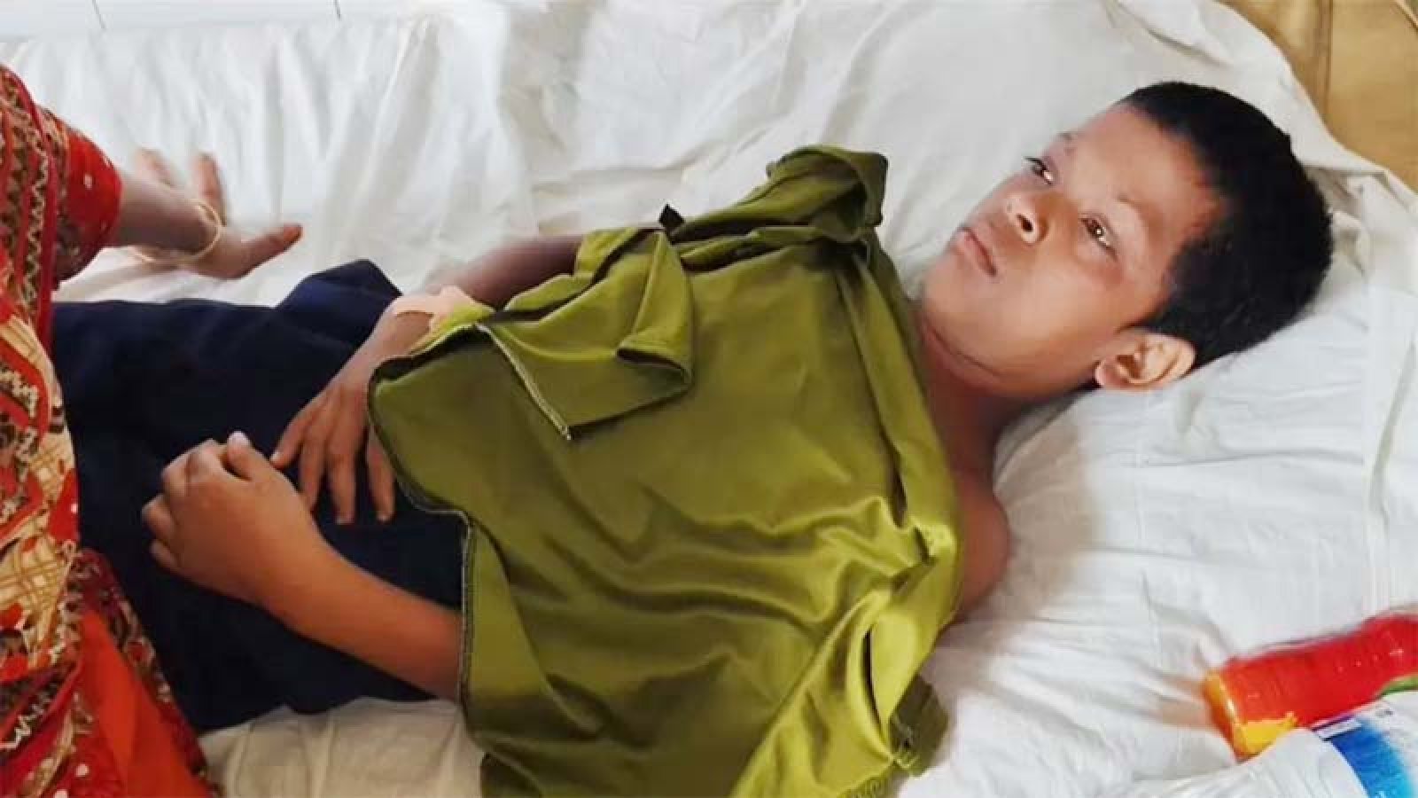 মৃত ভেবে কচুরিপানার নিচে চাপা দেওয়া হয় শিশুকে, উদ্ধার জীবিত