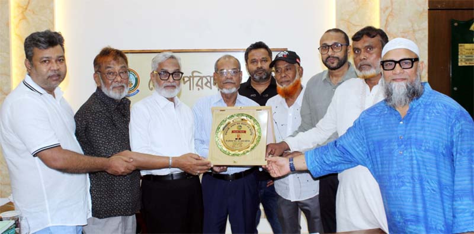 রাজশাহী জেলা পরিষদ প্রশাসক বীর মুক্তিযোদ্ধা অ্যাড. মো.এরশাদ আলী (ঈশা)-কে আরসিসিআইর শুভেচ্ছা স্মারক প্রদান