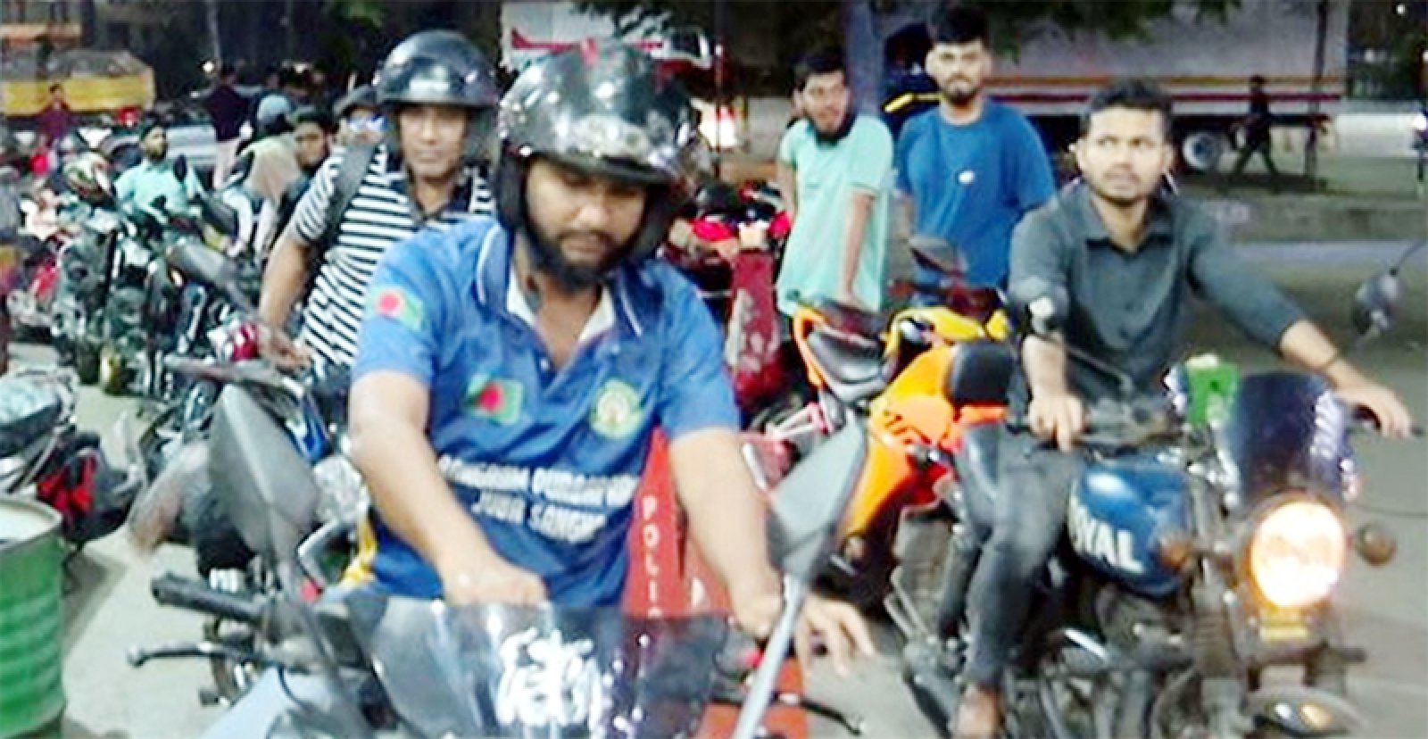 রাজধানীতে বেশিরভাগ পাম্পে উপচে পড়া ভিড়, মিলছে না তেল