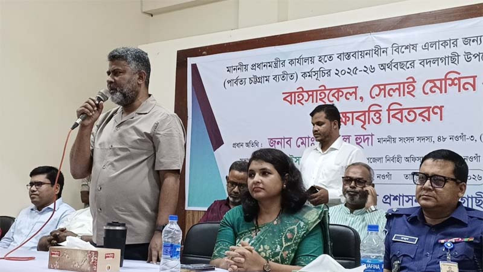 বদলগাছীতে ক্ষুদ্র নৃগোষ্ঠীর শিক্ষার্থীদের মাঝে বাইসাইকেল, সেলাই মেশিন ও শিক্ষাবৃত্তি বিতরণ
