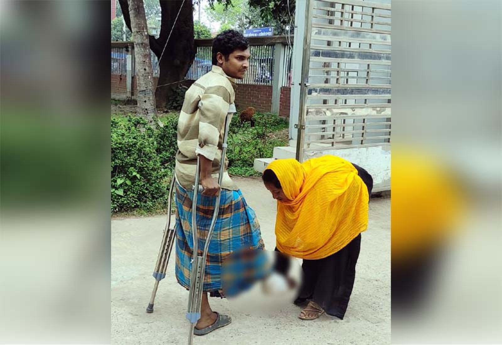 বদলগাছীতে মানবিক দৃশ্য, নাড়া দিলো সবার হৃদয়