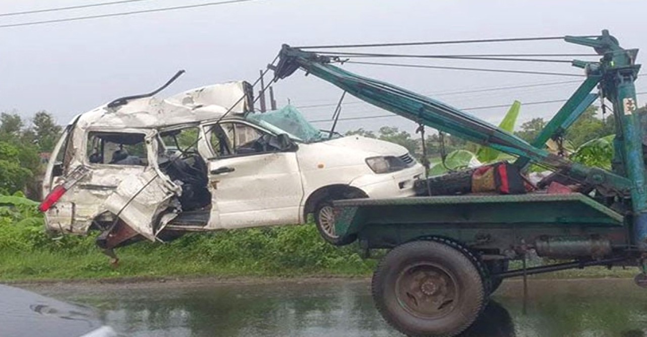 মাইক্রোবাসের পেছনে বাসের ধাক্কায় শিশুসহ নিহত ৪