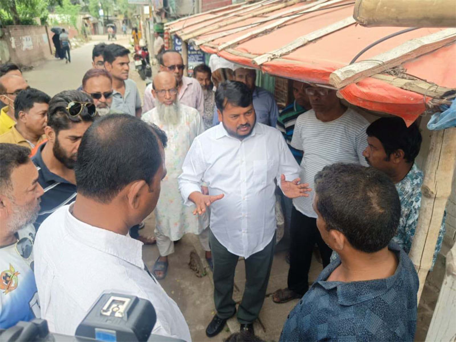 বর্ণালী মোড় থেকে হেতেমখাঁ বড় মসজিদ পর্যন্ত সড়কের কাজ  বর্ষা মৌসুমের আগেই শেষ করার নির্দেশ রাসিক প্রশাসকের